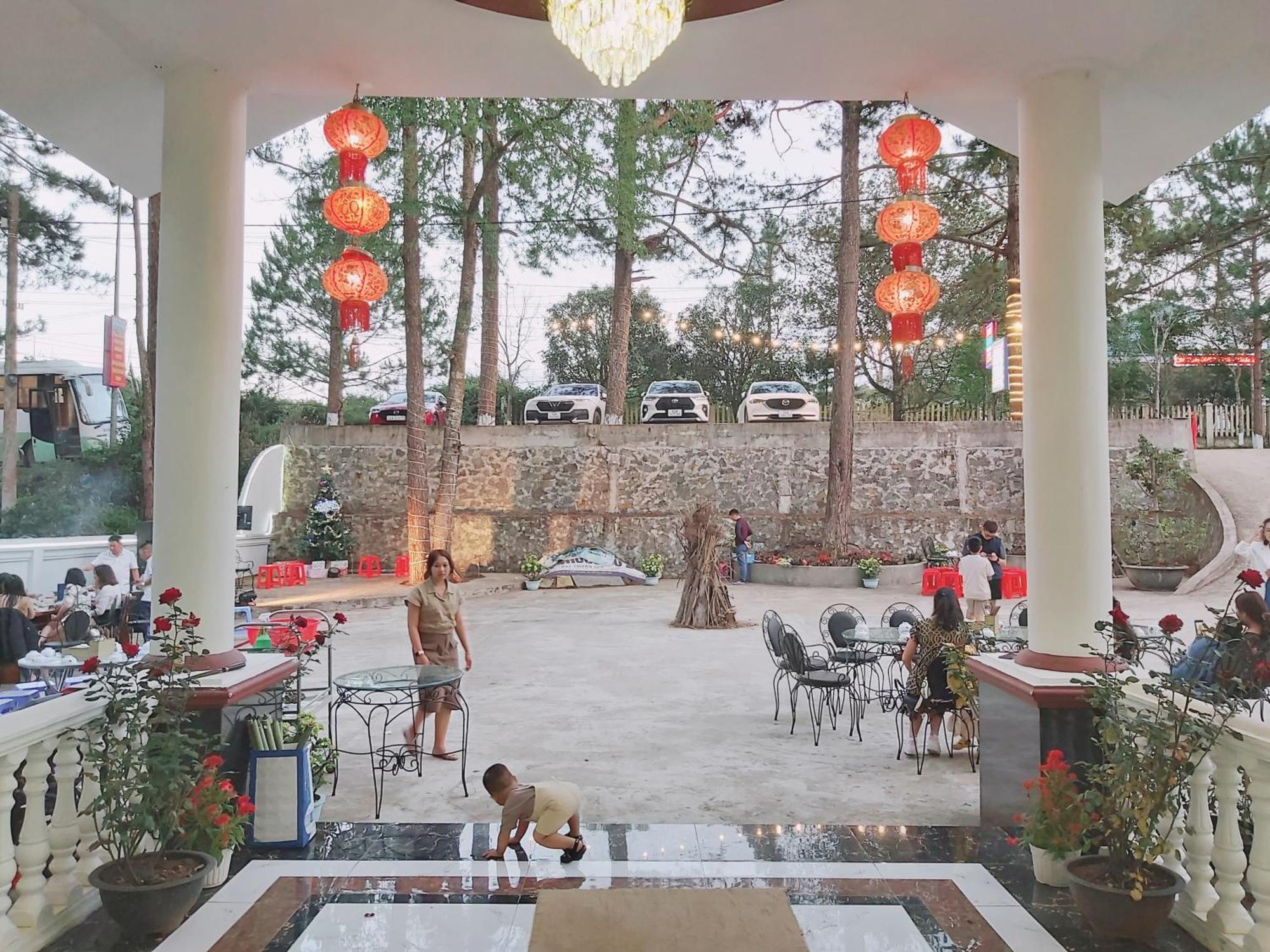 Отель Khach San Hung Viet Kon Tum Экстерьер фото